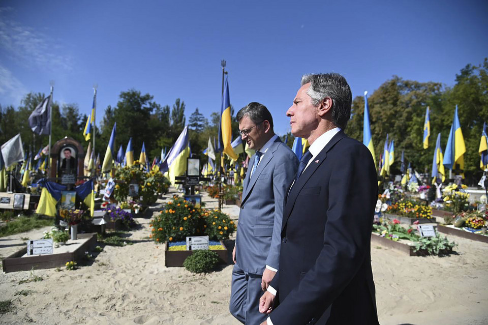 Top US diplomat makes surprise visit in show off support to Ukraine