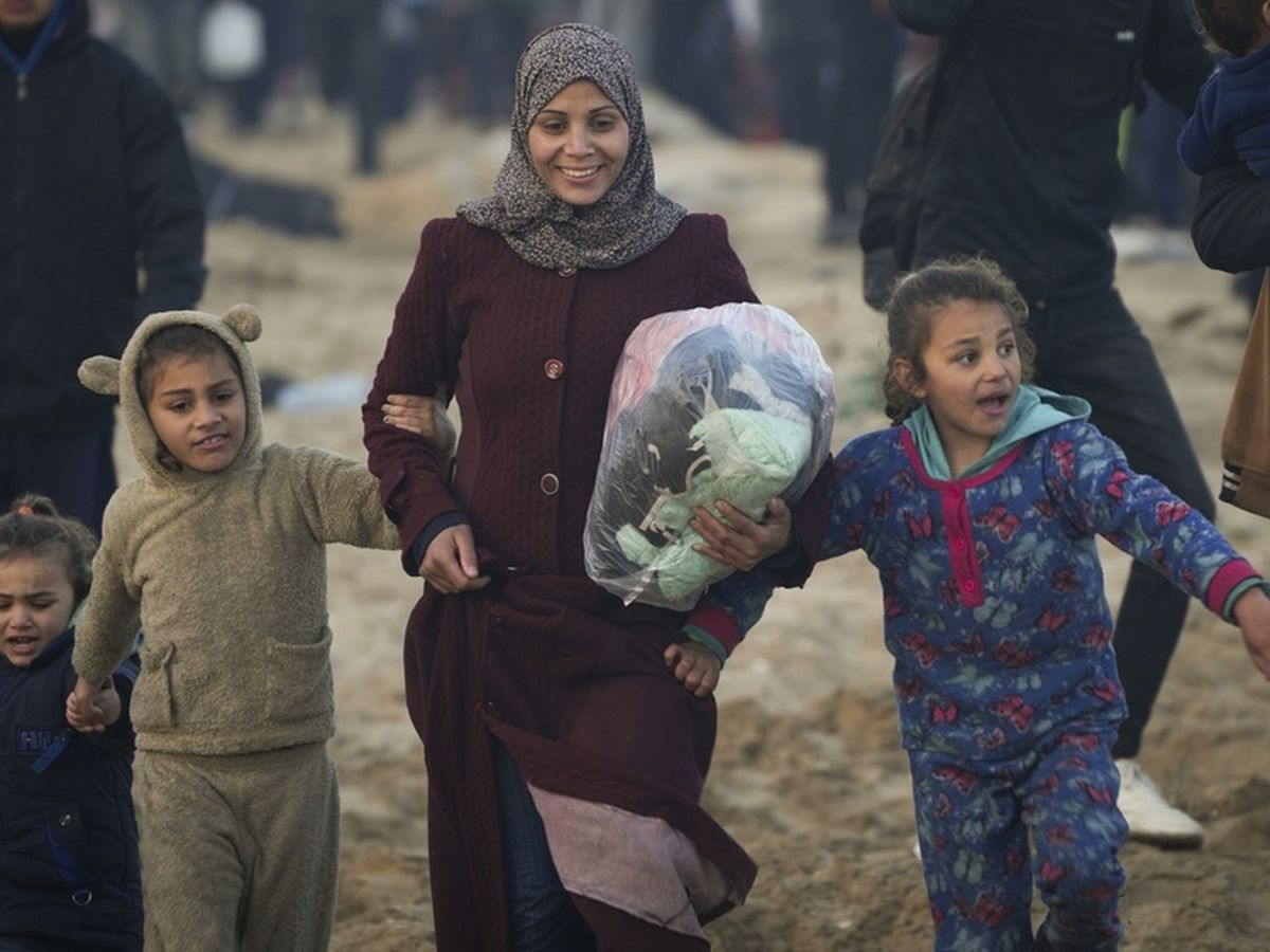 Israel lets tens of thousands of Palestinians return to devastated northern Gaza