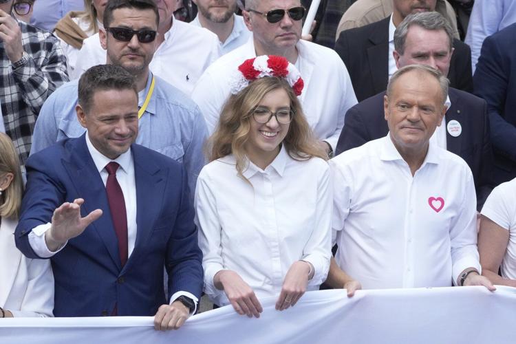 Thousands-strong rival rallies held in Warsaw ahead of presidential runoff in June